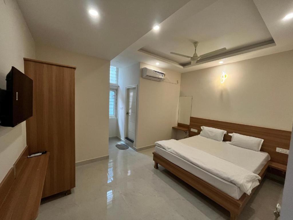 Seema Palace Inn 1 Km From Railwaystaion Mysuru Zewnętrze zdjęcie