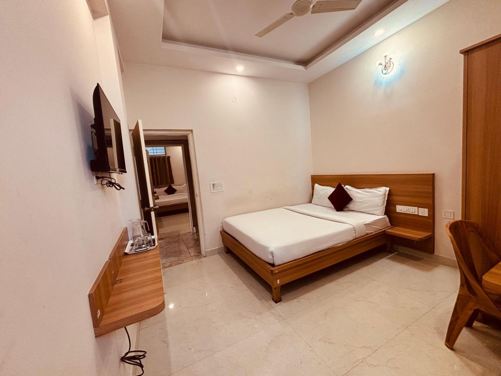 Seema Palace Inn 1 Km From Railwaystaion Mysuru Zewnętrze zdjęcie